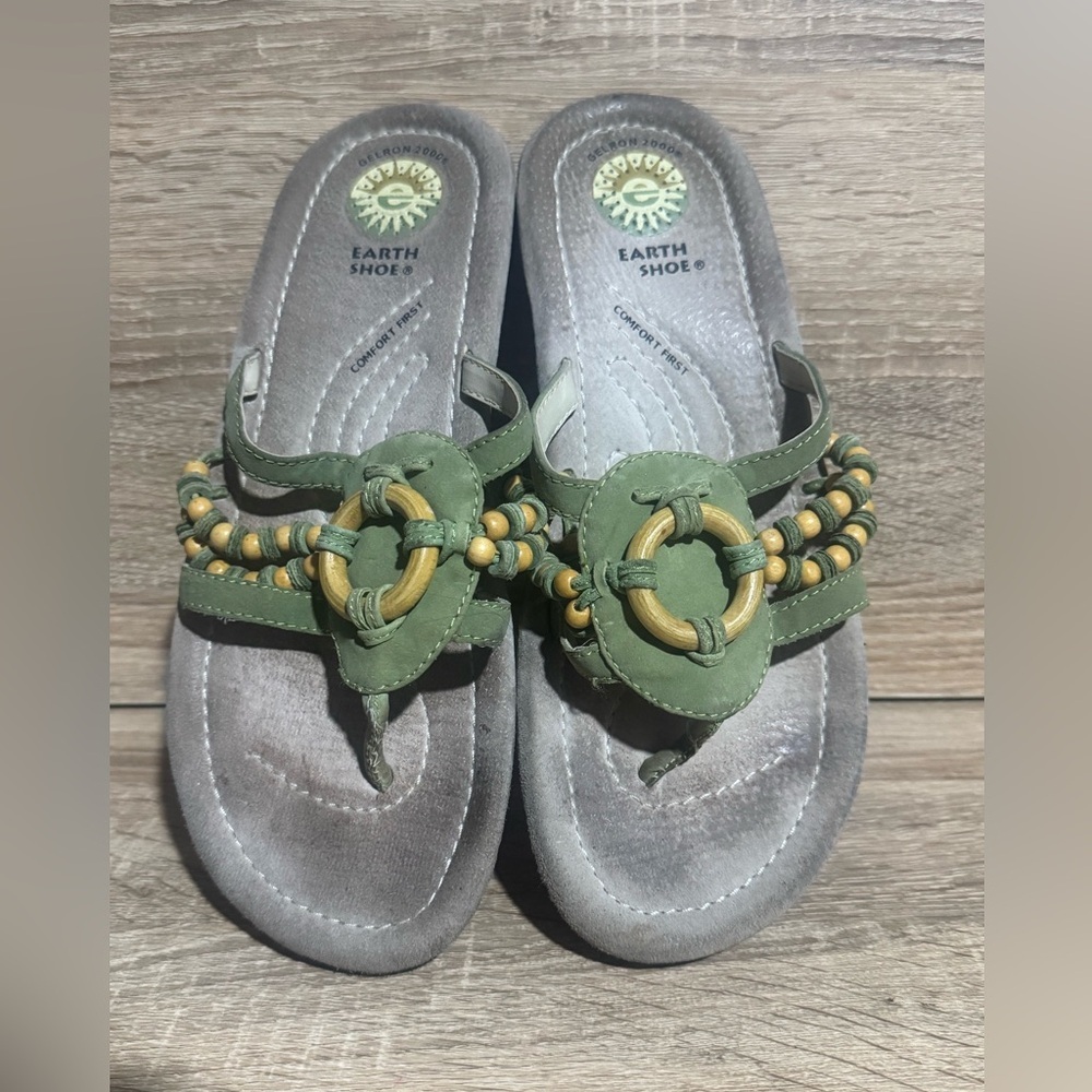 Leather Earth Logan Shoes Green Beaded Sandals slip on thong size 9 medallion